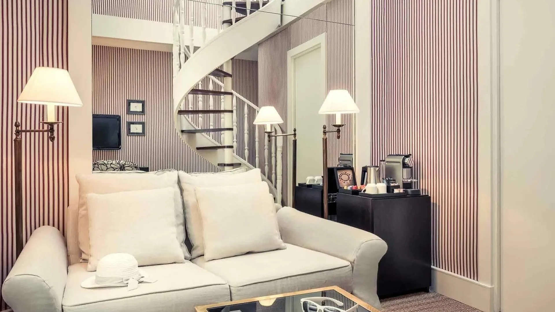 Le Belgrand Hotel Paris Champs Elysees, Tapestry By Hilton 4*,  Francia